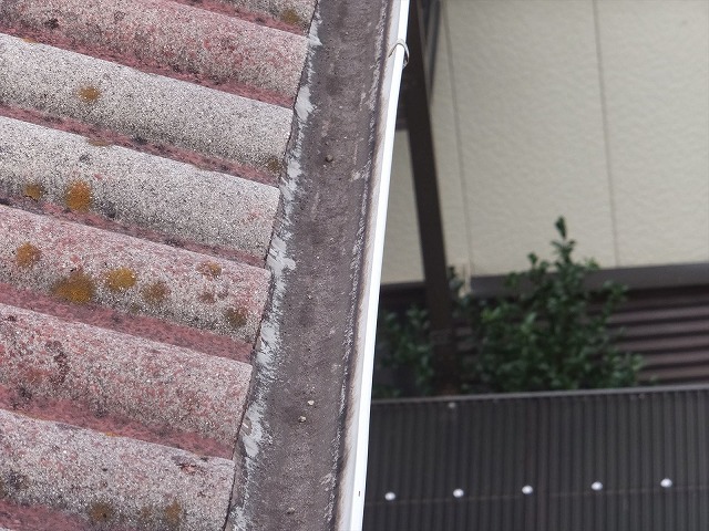 大垣市で雨樋の点検、軒樋や支持金具が変形し雨樋が傾いていて泥が詰まっていました